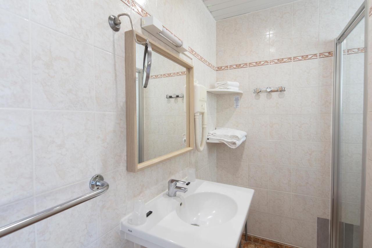 Hotel Les Rocailles Montagnac  Bagian luar foto
